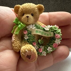 🧸 Cherished Teddies AUGUST Adorable Teddy Bear Figurine with Floral Heart Wreath